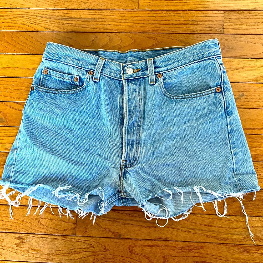 Distressed high waisted Levi jean short